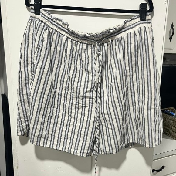 LINEN SHORTS - Picture 1 of 1